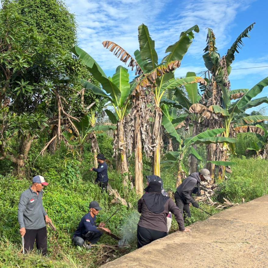 Jumat Bersih Jadi Agenda Rutin, Perangkat Desa Tanah Abang Beserta Jajaran Kompak Bersihkan Lingkung